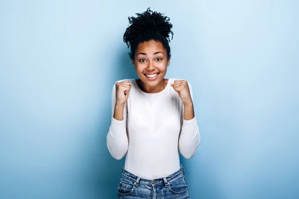 Extasiado Afro Americano Menina Milenar Isolado Fundo Azul Estúdio Triunfo — Fotografia de Stock