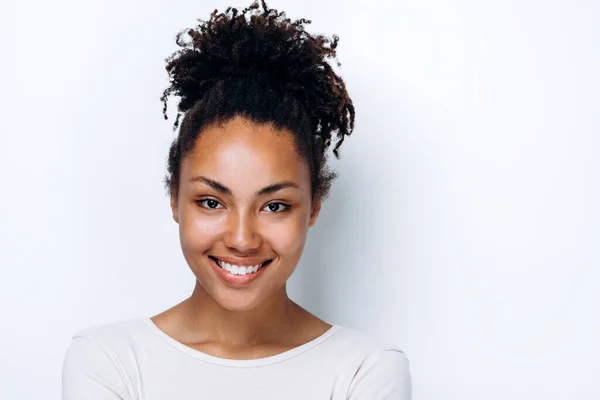 Vista Cerca Una Linda Chica Sonriente Linda Posando Sobre Fondo — Foto de Stock