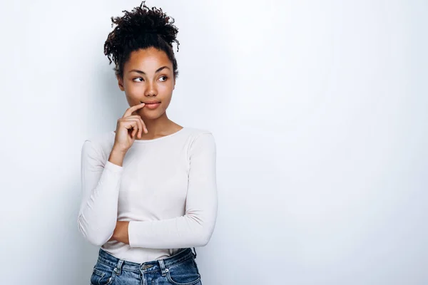 Pensive Menina Afro Americana Fica Fundo Bioma Olhando Para Longe — Fotografia de Stock