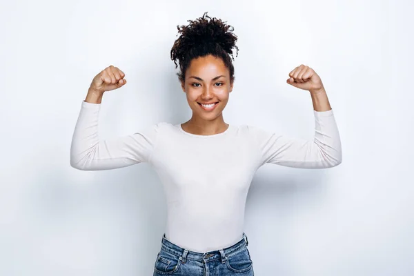 Retrato Jovem Bonito Desportivo Sorrindo Mulher Enquanto Ela Mostra Seus — Fotografia de Stock