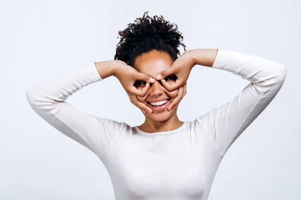 Retrato Uma Jovem Bonita Positiva Emocional Feita Partir Dedos Uma — Fotografia de Stock