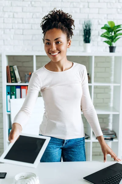 Uma Mulher Negócios Bonita Roupas Casuais Segura Tablet Como Desse — Fotografia de Stock