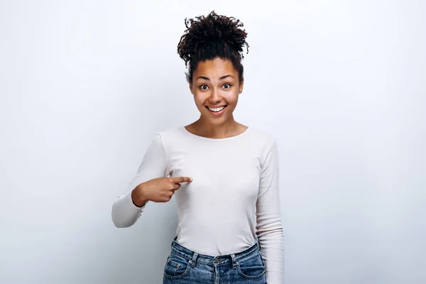 Mulher Feliz Apontando Dedos Para Mesma — Fotografia de Stock