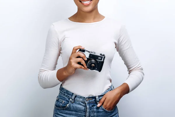 Närbild Ung Kvinna Som Håller Kamera Vit Vägg Bakgrund — Stockfoto