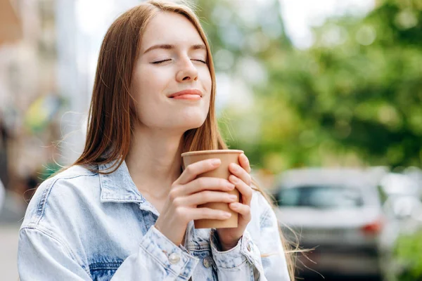Linda Joven Mujer Cerrando Los Ojos Disfrutando Sorbo Café Aire — Foto de Stock