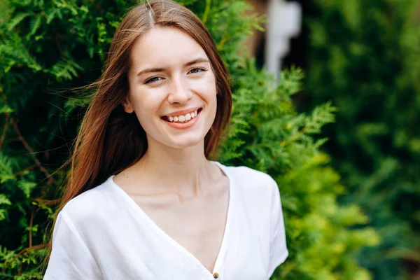 Hermosa Sincera Chica Sonriente Posando Sobre Fondo Árbol Verde — Foto de Stock