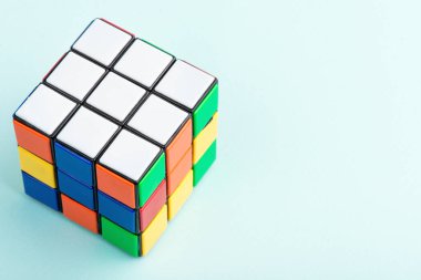 Kyiv, Ukrayna - 17 Mayıs 2017: Açık mavi arka planda Rubik küpü, üst manzara. Rubik küpü 1974 yılında Macar mimar Erno Rubik tarafından icat edildi..