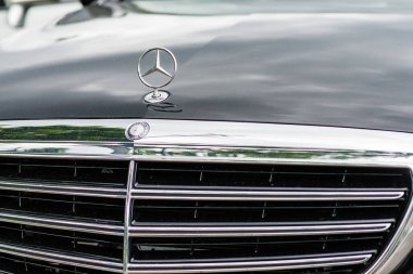 Kyiv, Ukrayna - 15 Mayıs 2017: Mercedes-Benz rozeti arabanın kaputunda. Yakın plan fotoğraf.