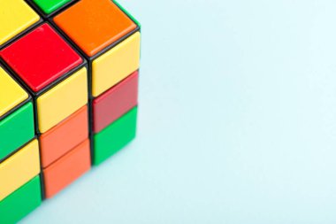 Kyiv, Ukrayna - 17 Mayıs 2017: Açık mavi arka planda Rubik küpü, üst manzara. Rubik küpü 1974 yılında Macar mimar Erno Rubik tarafından icat edildi..