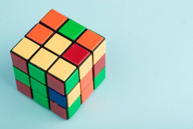 Kyiv, Ukrayna - 17 Mayıs 2017: Açık mavi arka planda Rubik küpü, üst manzara. Rubik küpü 1974 yılında Macar mimar Erno Rubik tarafından icat edildi..