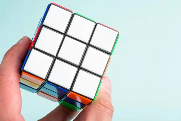 Kiev Ucrania Mayo 2017 Cubo Rubik Fondo Azul Claro Vista — Foto de Stock