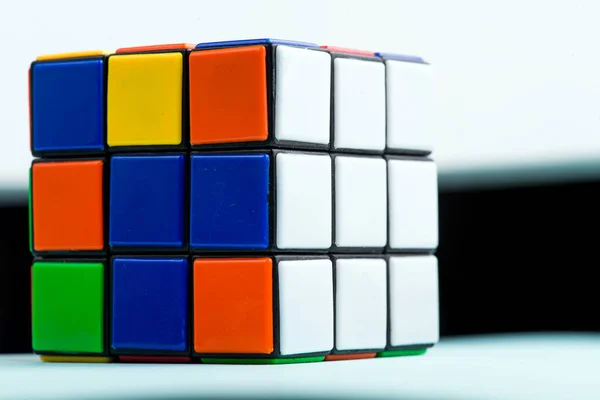 Kiev Ucrania Mayo 2017 Cubo Rubik Fondo Azul Claro Vista — Foto de Stock