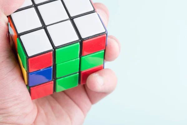 乌克兰基辅 2017年5月17日 在浅蓝色背景上的鲁比克立方体 顶部视图 1974年匈牙利建筑师Erno Rubik发明的Rubik立方体 — 图库照片