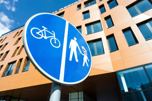 Segnale Stradale Biciclette Sfondo Della Città — Foto Stock