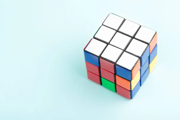 乌克兰基辅 2017年5月17日 在浅蓝色背景上的鲁比克立方体 顶部视图 1974年匈牙利建筑师Erno Rubik发明的Rubik立方体 — 图库照片