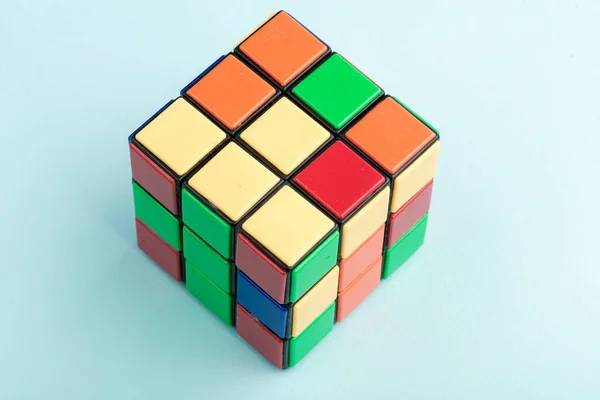 Kiev Ucrania Mayo 2017 Cubo Rubik Fondo Azul Claro Vista — Foto de Stock