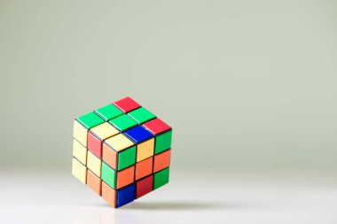 Kyiv, Ukrayna - 17 Mayıs 2017: Açık mavi arka planda Rubik küpü, üst manzara. Rubik küpü 1974 yılında Macar mimar Erno Rubik tarafından icat edildi..