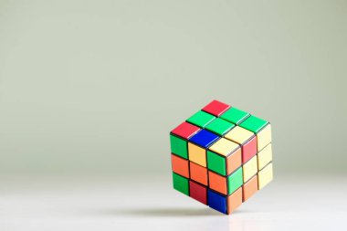 Kyiv, Ukrayna - 17 Mayıs 2017: Açık mavi arka planda Rubik küpü, üst manzara. Rubik küpü 1974 yılında Macar mimar Erno Rubik tarafından icat edildi..