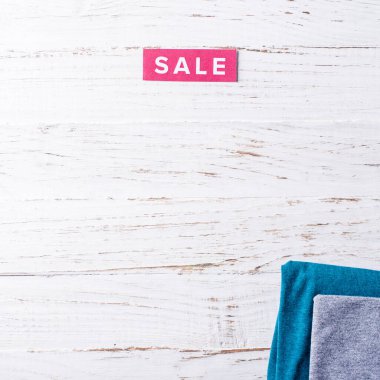 Beyaz ahşap arka planda indirimli tabela