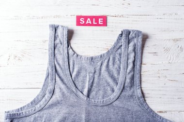 Ahşap arka planda indirimli tabela