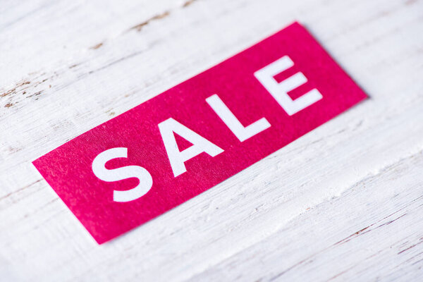 Продажа знака на белом деревянном фоне