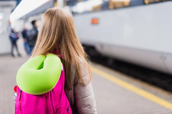 Fille Attend Train Fille Avec Sac Dos Avec Coussin Cou — Photo