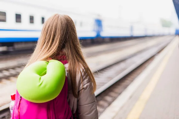 Fille Attend Train Fille Avec Sac Dos Avec Coussin Cou — Photo