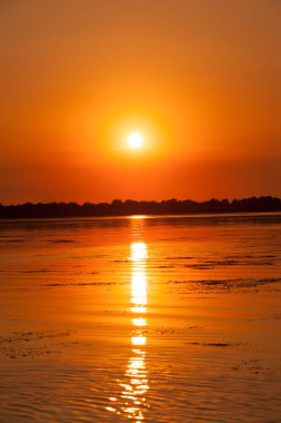 günbatımı Danube delta Romania.Beautiful blueish ışıkları suda. Tuna Delta biyosfer rezervi Romanya dan güzel günbatımı manzara