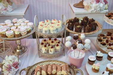 Düğün dekorasyon pastel ile cupcakes, meringues, kekler ve macarons renkli. zarif ve lüks olay renkli kurabiye aranjmanı. Düğün tatlı macaroons ile