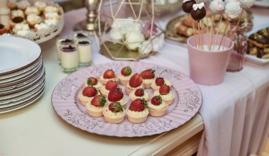 Düğün dekorasyon pastel ile cupcakes, meringues, kekler ve macarons renkli. zarif ve lüks olay renkli kurabiye aranjmanı. Düğün tatlı macaroons ile