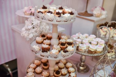 Düğün dekorasyon pastel ile cupcakes, meringues, kekler ve macarons renkli. zarif ve lüks olay renkli kurabiye aranjmanı. Düğün tatlı macaroons ile