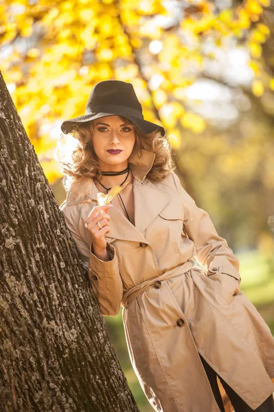 Beautiful Blonde Woman Cream Coat Long Legs Black Hat Autumn — Stock Photo, Image