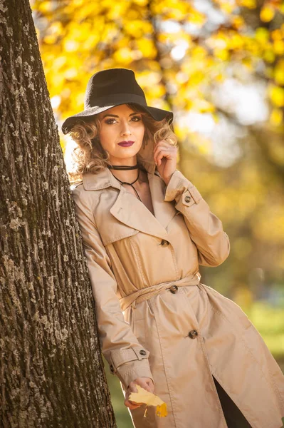 Beautiful Blonde Woman Cream Coat Long Legs Black Hat Autumn — Stock Photo, Image