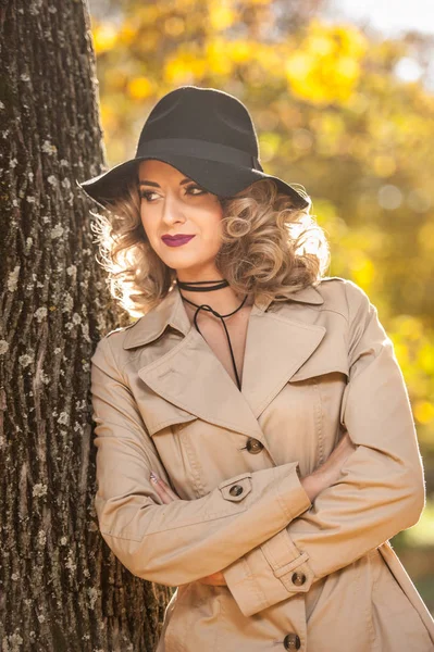 Beautiful Blonde Woman Cream Coat Long Legs Black Hat Autumn — Stock Photo, Image