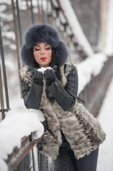 Aantrekkelijke Vrouw Met Zwarte Vacht Glb Grijs Gilet Genieten Van — Stockfoto