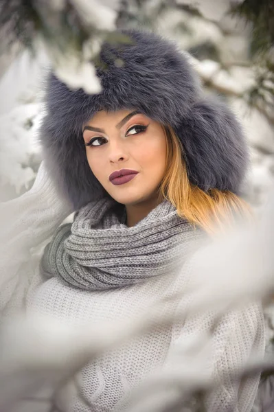Atractiva Mujer Con Gorra Piel Marrón Chaqueta Disfrutando Del Invierno —  Fotos de Stock