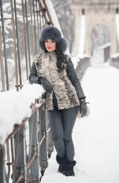 Mujer Atractiva Con Gorra Piel Negra Chaleco Gris Disfrutando Del —  Fotos de Stock