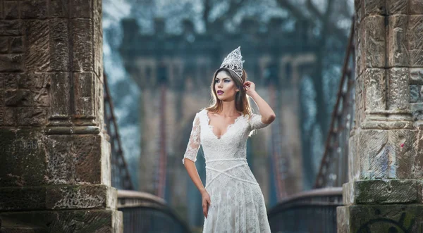 Adorável Jovem Senhora Vestindo Elegante Vestido Branco Apreciando Vigas Luz — Fotografia de Stock