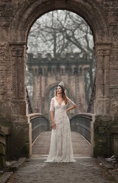 Bella Giovane Signora Indossa Elegante Abito Bianco Godendo Travi Luce — Foto Stock