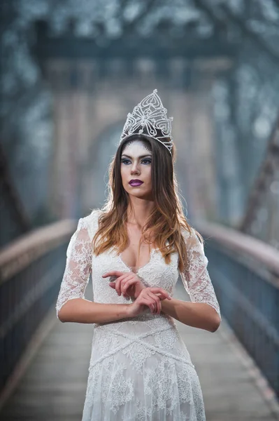 Adorável Jovem Senhora Vestindo Elegante Vestido Branco Apreciando Vigas Luz — Fotografia de Stock