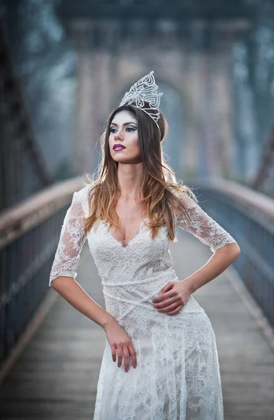 Belle Jeune Femme Portant Une Élégante Robe Blanche Profitant Des — Photo