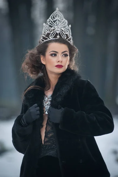 Hermosa Reina Invierno Cuento Hadas Bosque Con Tiara Brillante Elegante —  Fotos de Stock