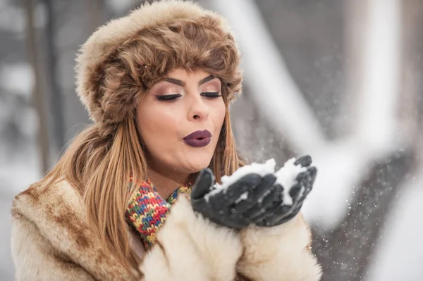 Atractiva Mujer Con Gorra Piel Marrón Chaqueta Disfrutando Del Invierno —  Fotos de Stock
