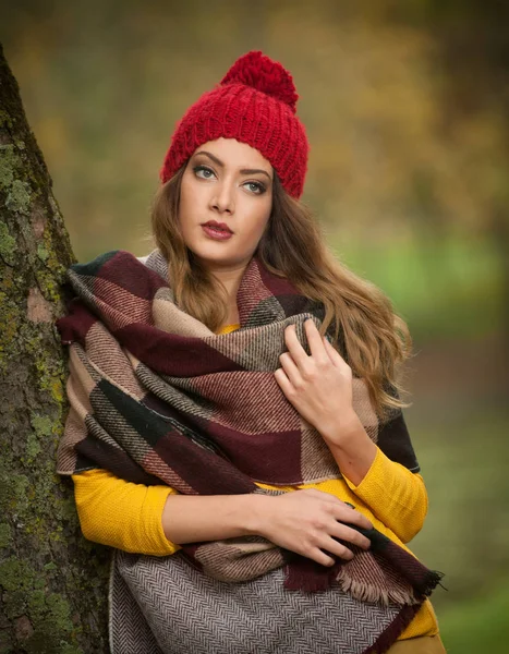 Felice Ritratto Moda Una Bella Giovane Donna Caucasica Con Berretto — Foto Stock