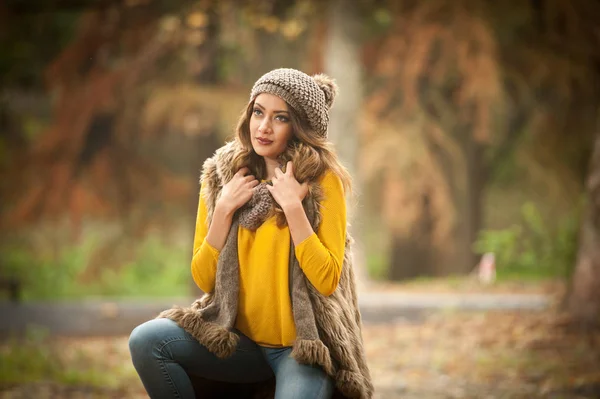 Fröhliche Porträtmode Einer Schönen Jungen Kaukasischen Frau Mit Roter Mütze — Stockfoto