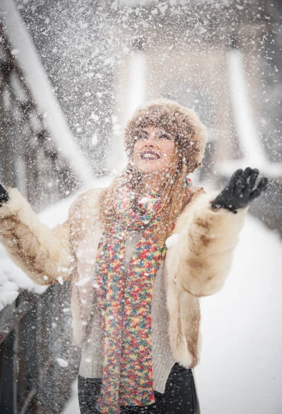 Donna Attraente Con Berretto Pelliccia Marrone Giacca Godendo Inverno Vista — Foto Stock