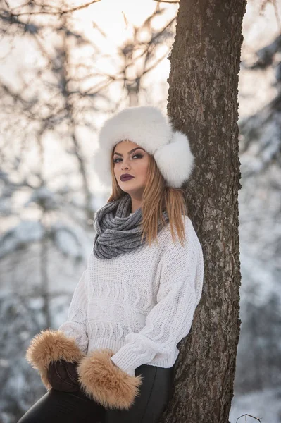 Schöne Frau Weißem Pullover Mit Übergroßer Pelzmütze Die Die Winterlandschaft — Stockfoto