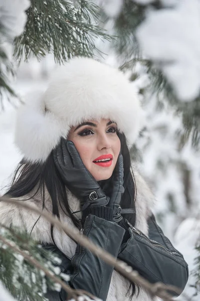 Žena Bílou Srstí Čepici Vestu Zimní Krajiny Nedaleko Železného Plotu — Stock fotografie