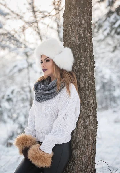 Vacker Kvinna Vit Tröja Med Överdimensionerade Pälsmössa Njuta Vintern Naturen — Stockfoto