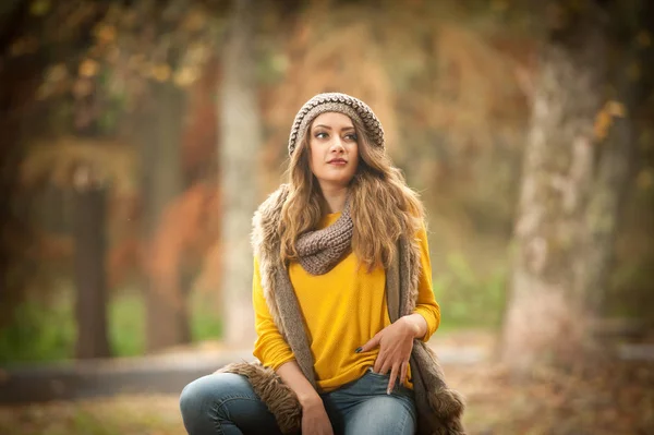 Felice Ritratto Moda Una Bella Giovane Donna Caucasica Con Berretto — Foto Stock